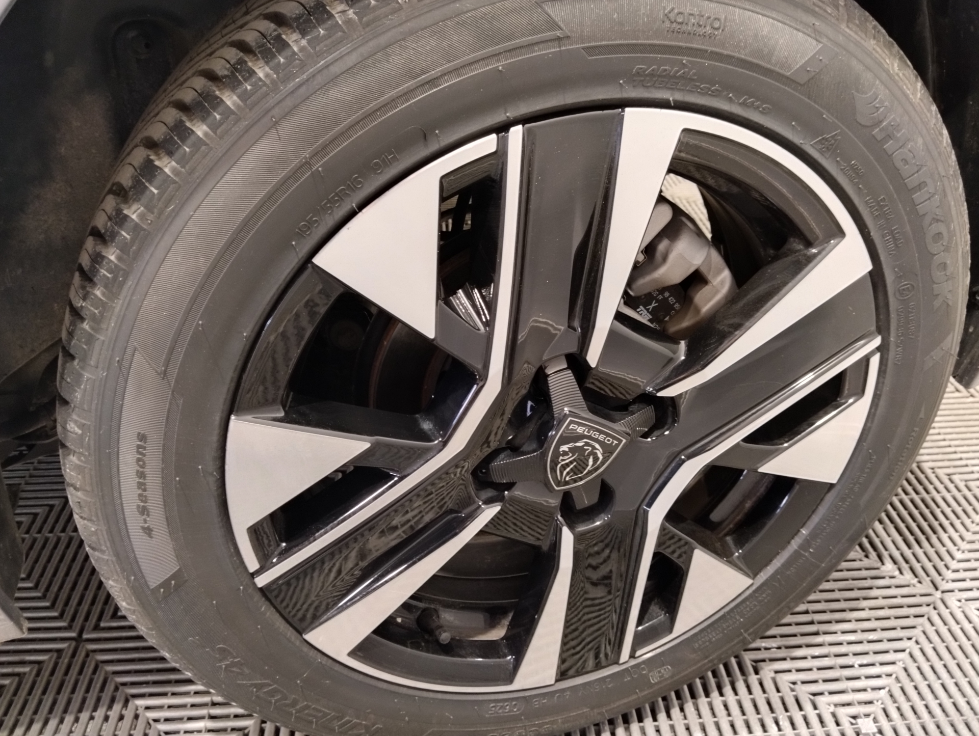 PEUGEOT 208 100 CV ALLURE — expertise