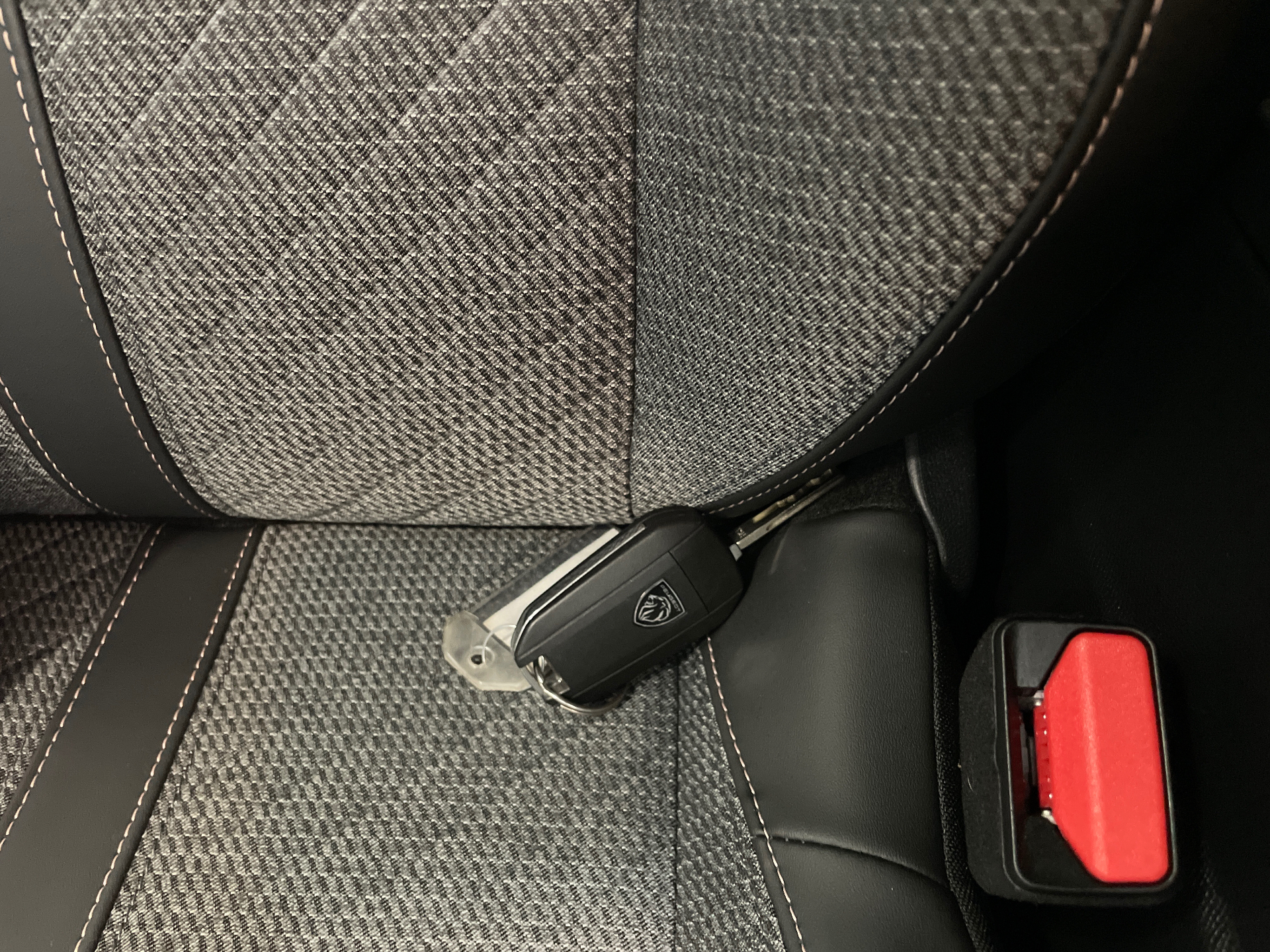 PEUGEOT 208 100 CV ALLURE — expertise