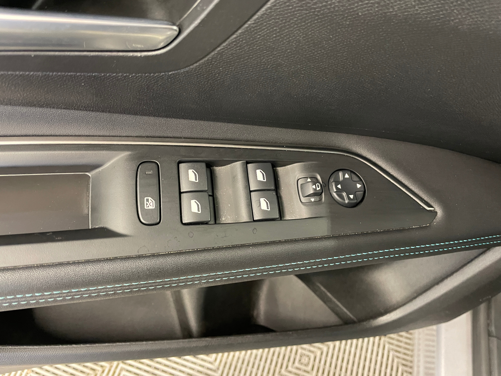 PEUGEOT 3008 Hybrid 136 e-DCS6 Allure