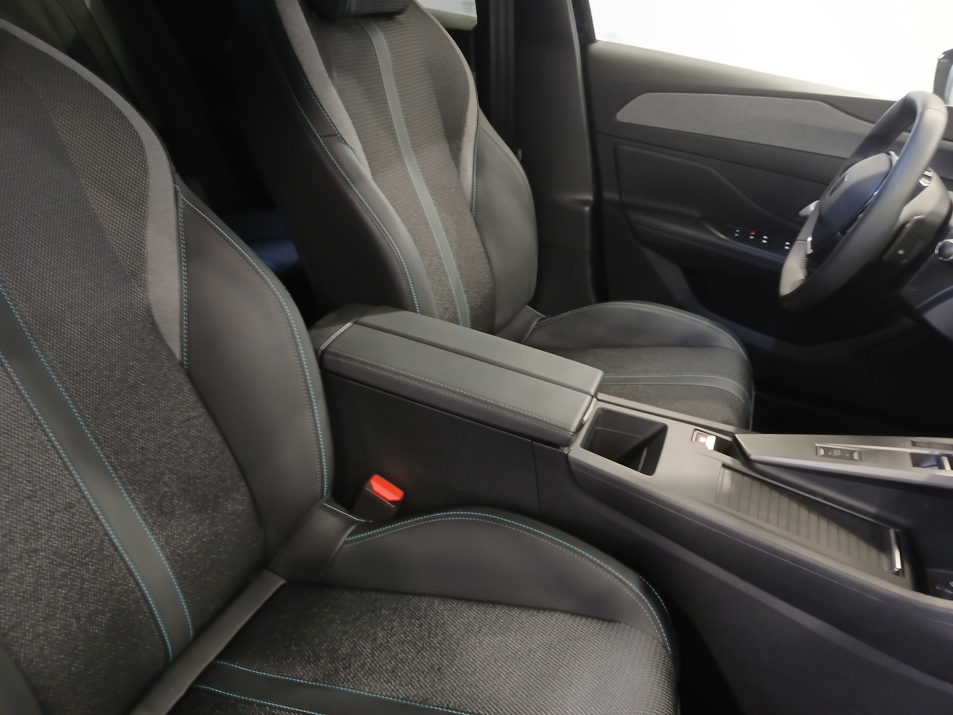 PEUGEOT 408 Allure Hybrid 145 ch e-DCS6