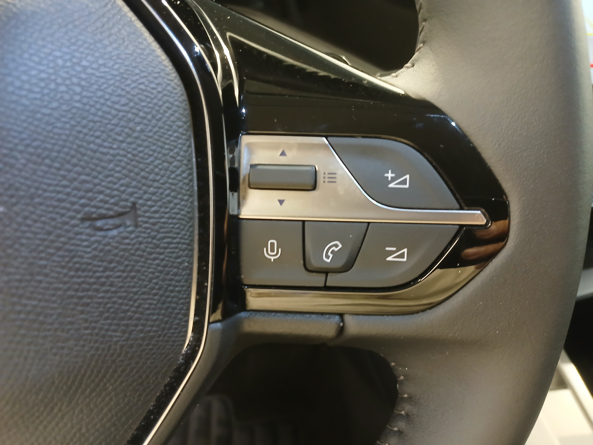 PEUGEOT 408 Allure Hybrid 145 ch e-DCS6