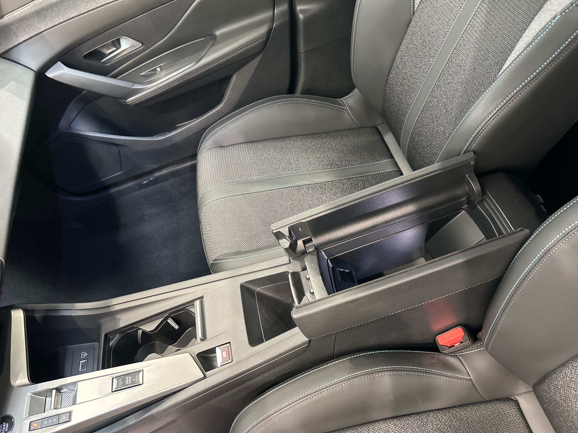 PEUGEOT 408 Allure Hybrid 145 ch e-DCS6