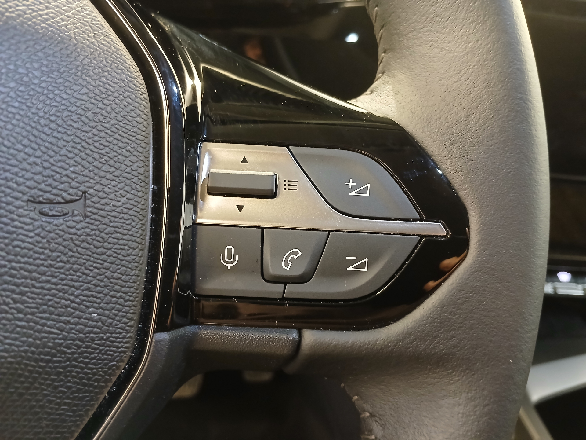PEUGEOT 308 Allure Hybrid 145 ch e-DCS6