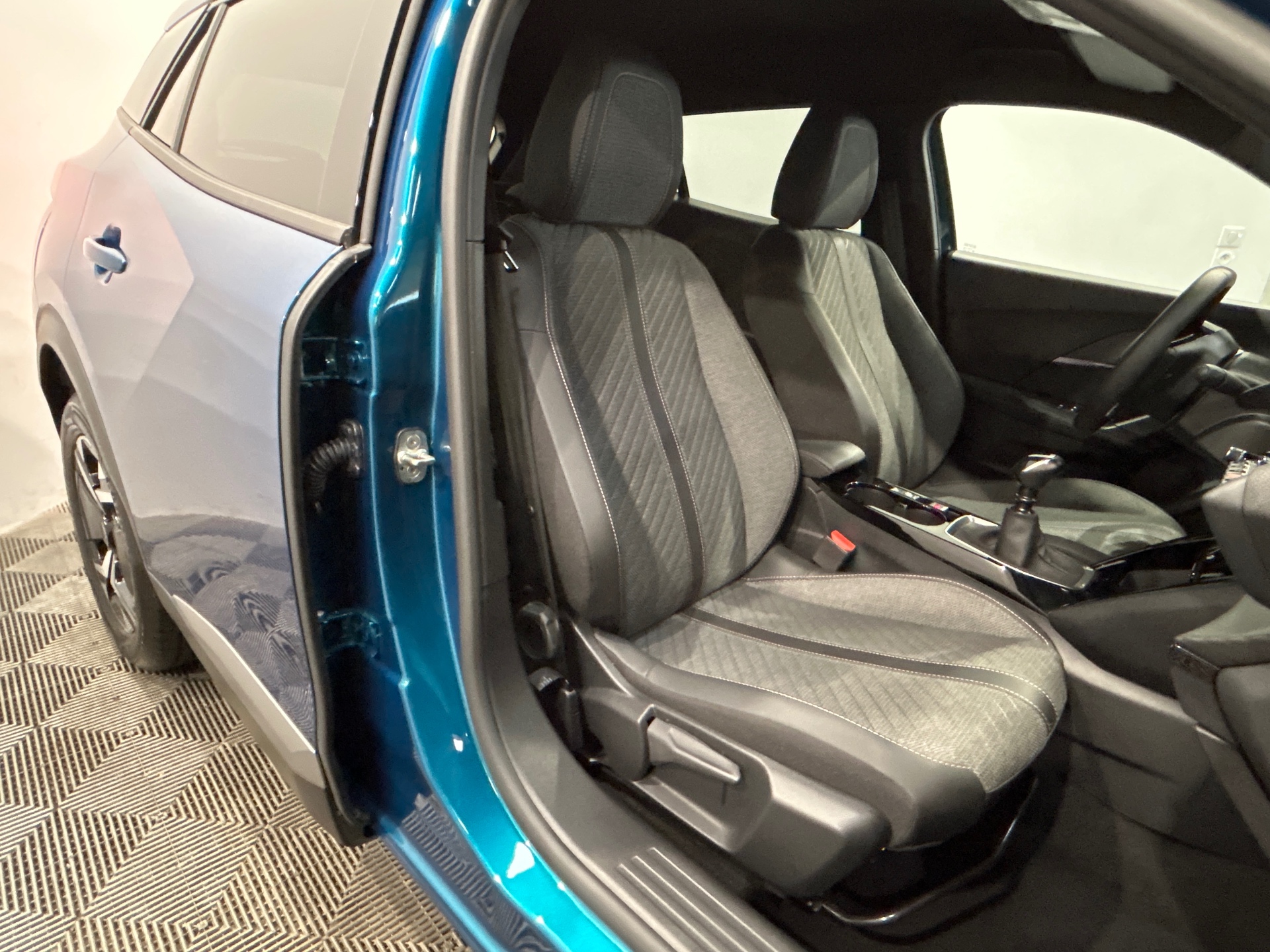 PEUGEOT 2008 Allure 100 ch BVM6