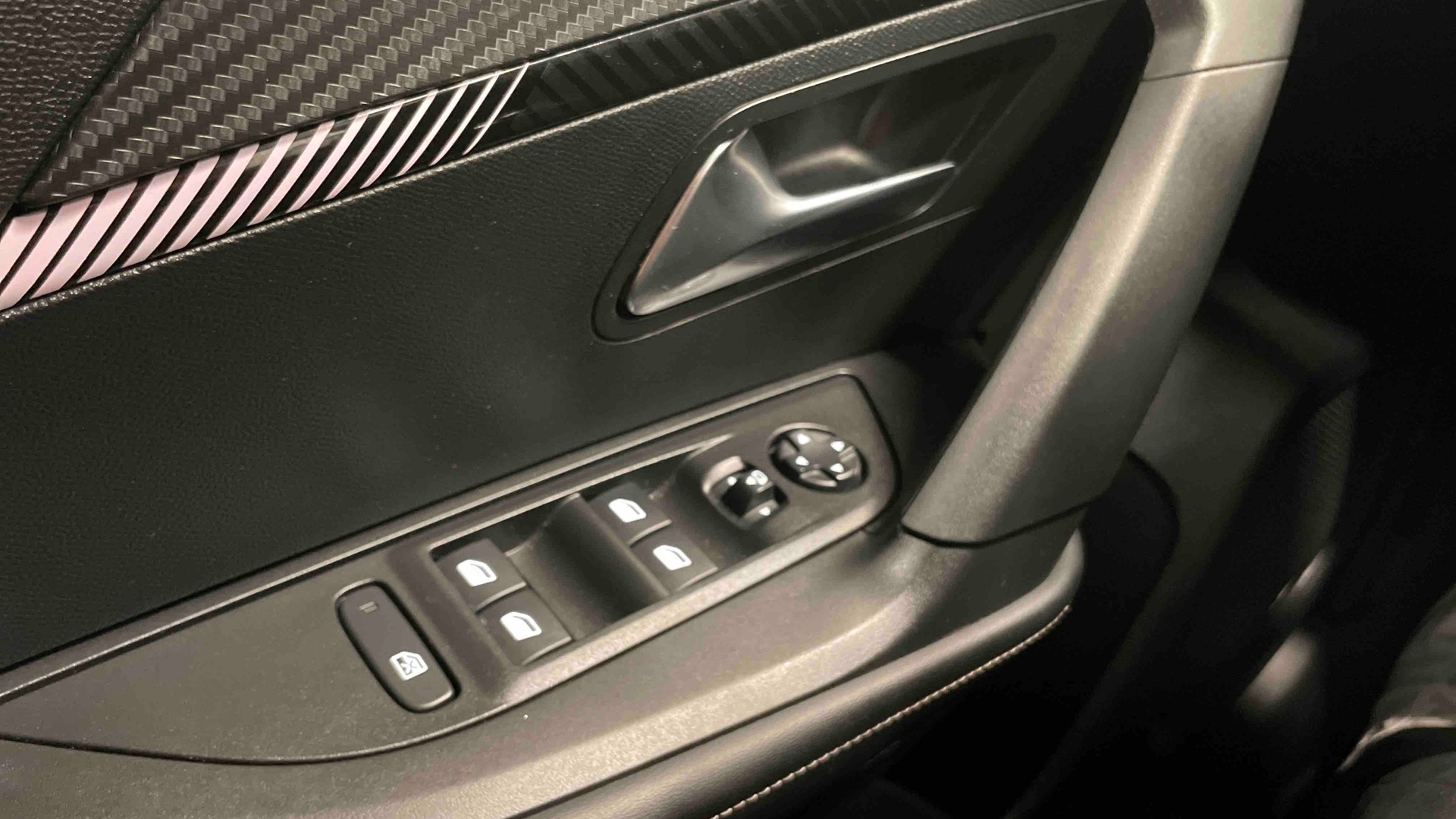 PEUGEOT 2008 Hybrid 145 e-DCS6 Allure