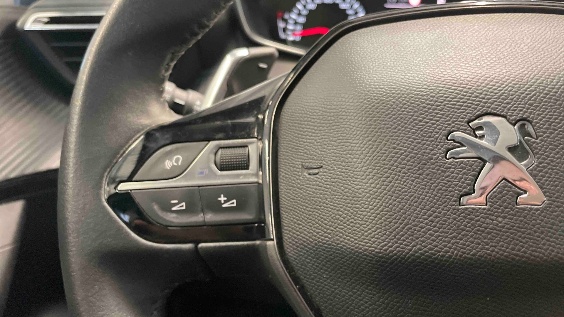 PEUGEOT 2008 BlueHDi 130 S&S EAT8 Allure