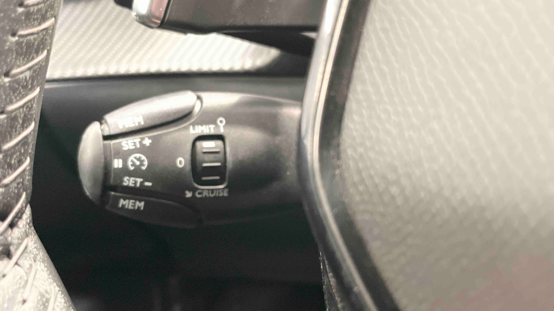PEUGEOT 2008 BlueHDi 130 S&S EAT8 Allure
