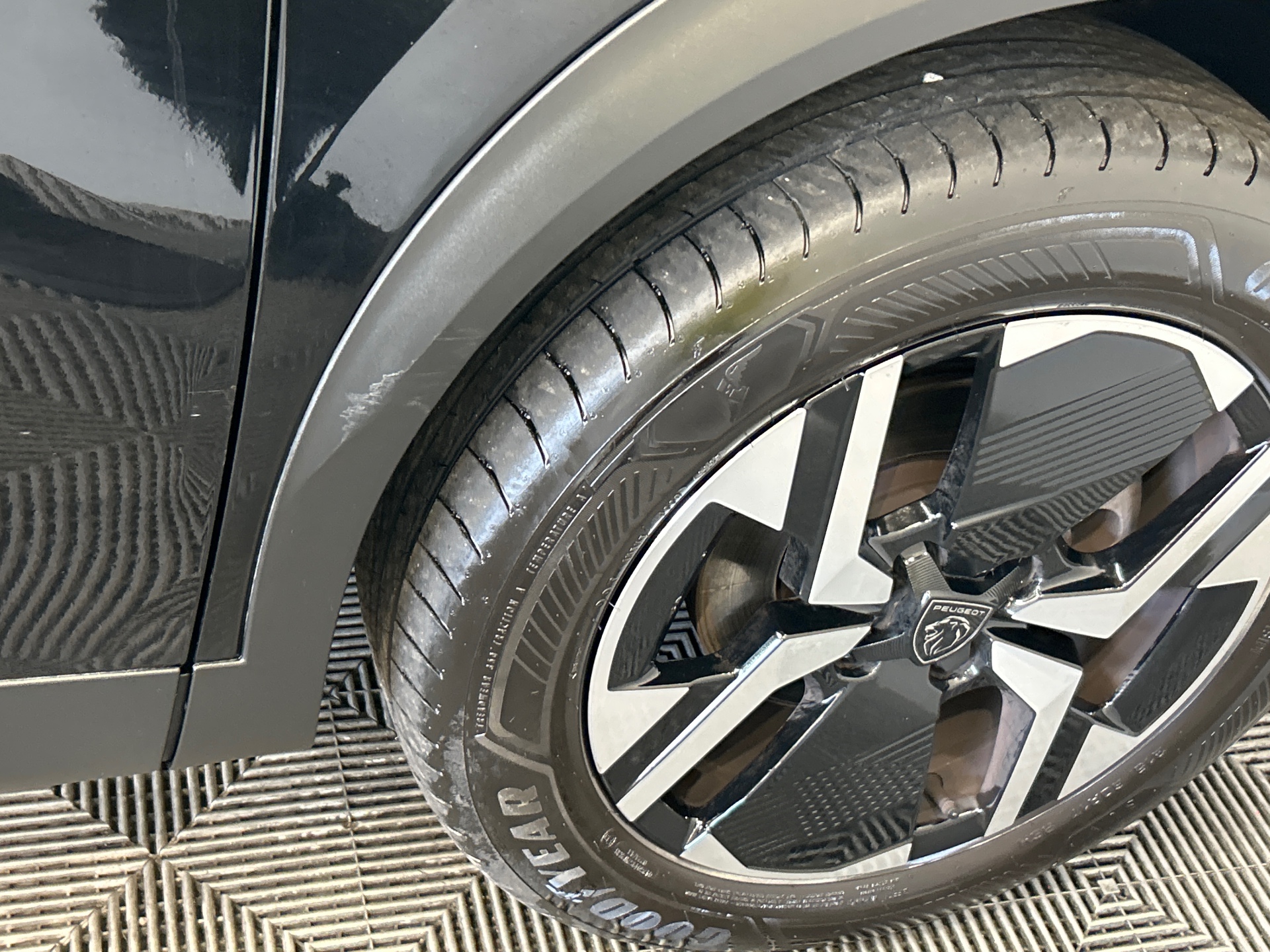 PEUGEOT 2008 Allure 130 ch S&S EAT8 — expertise