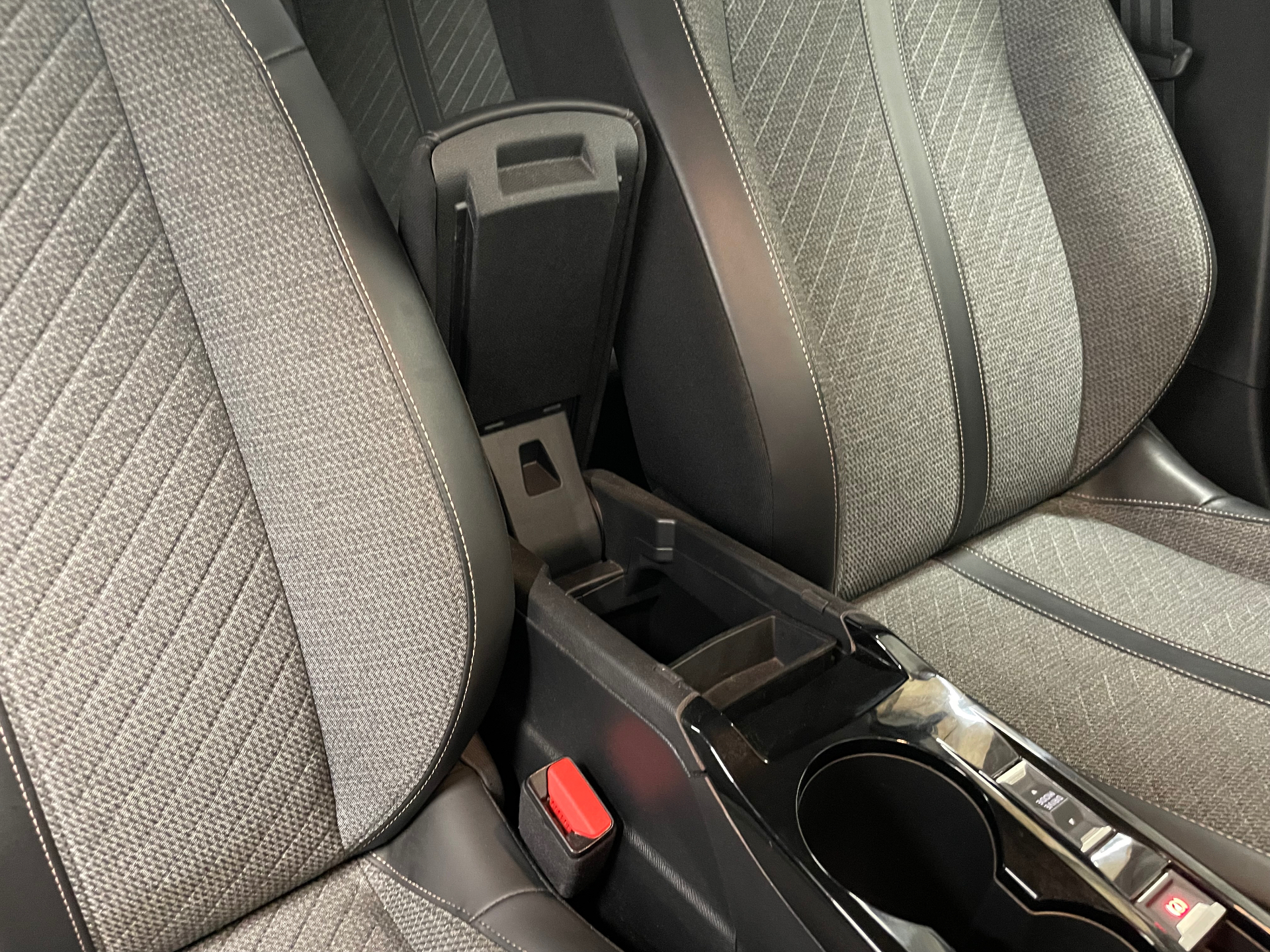 PEUGEOT 208 PureTech 100 S&S BVM6 Allure