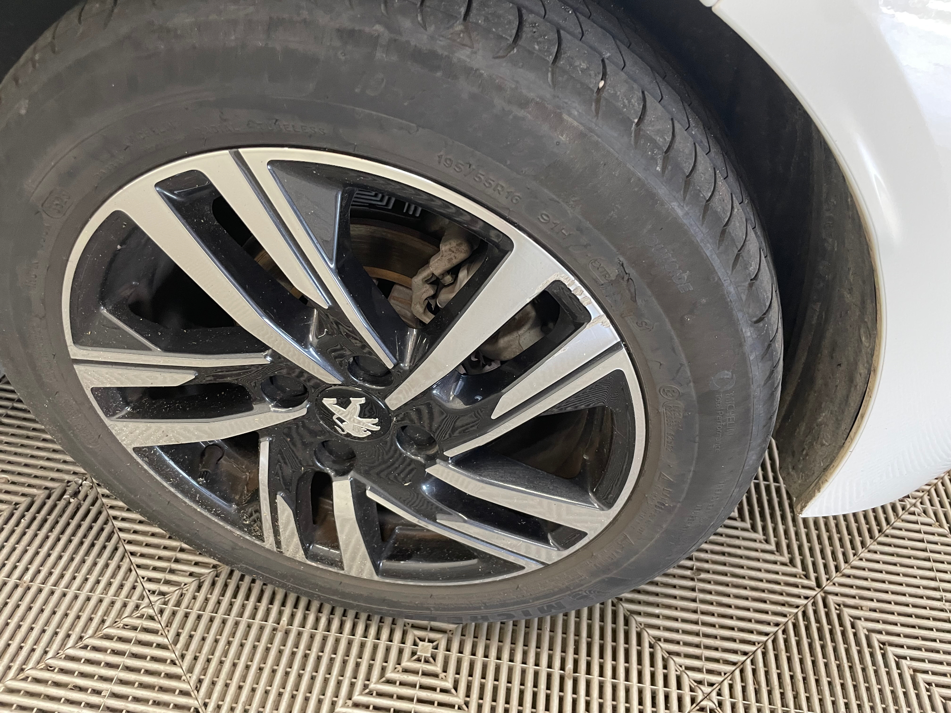 PEUGEOT 208 ALLURE PURETECH 100 BVM — expertise
