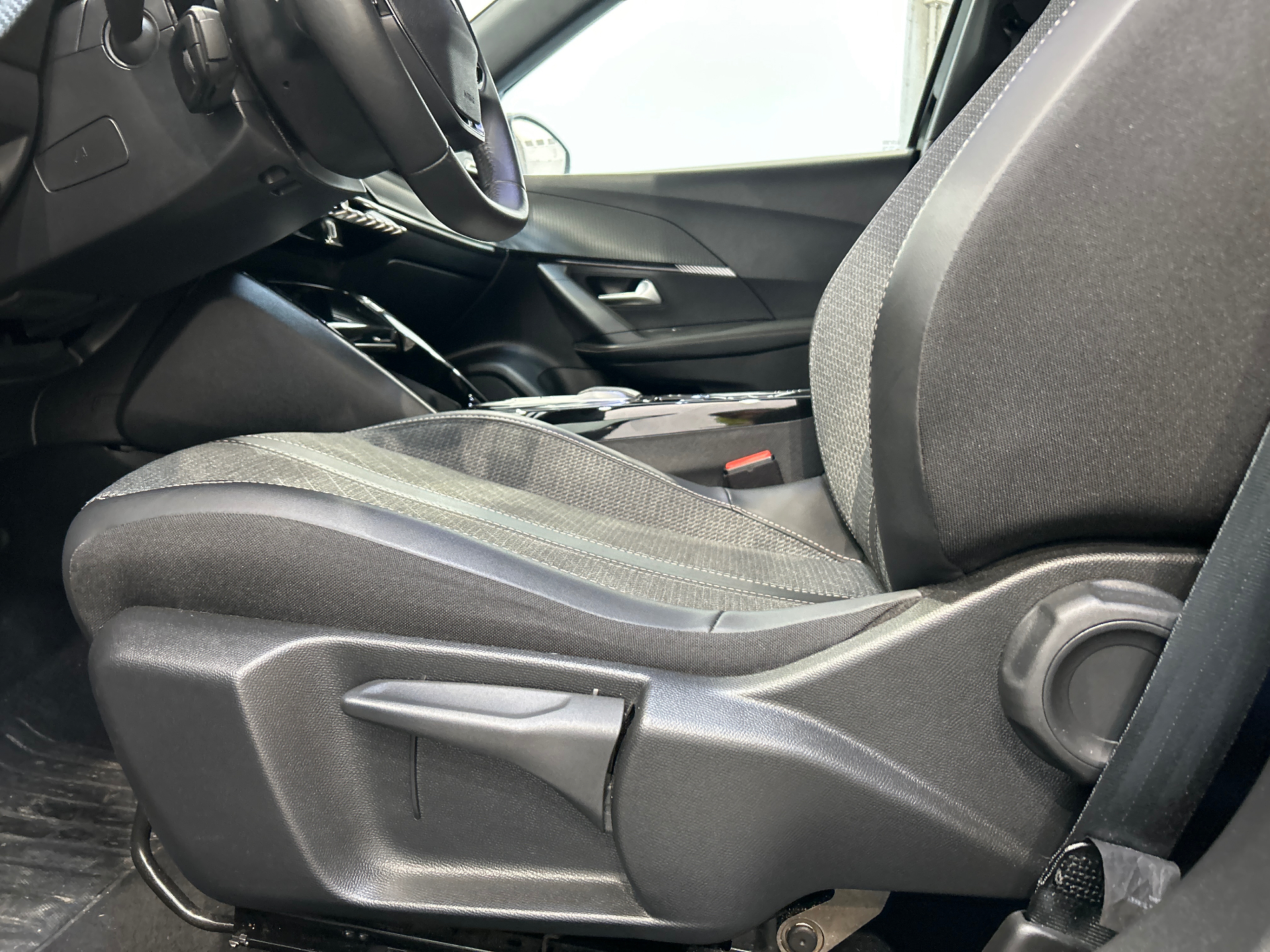 PEUGEOT 2008 PureTech 130 S&S EAT8 Allure