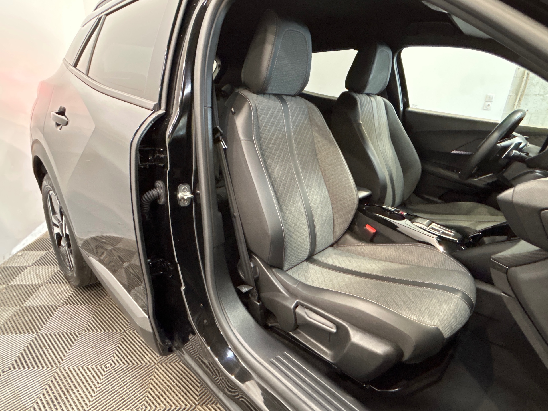 PEUGEOT 2008 PureTech 130 S&S EAT8 Allure