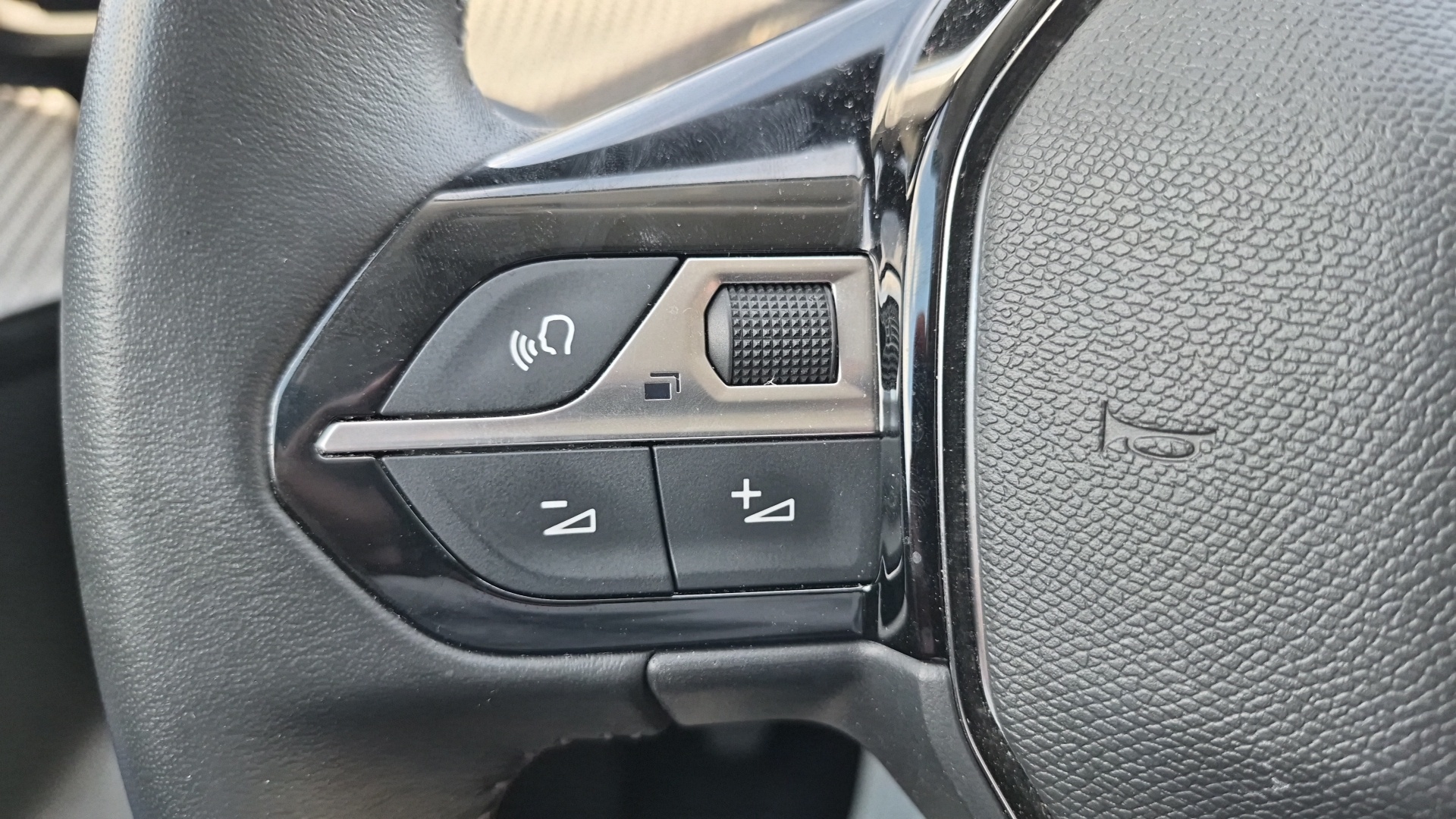 PEUGEOT 208 ALLURE PURETECH 100 BVM