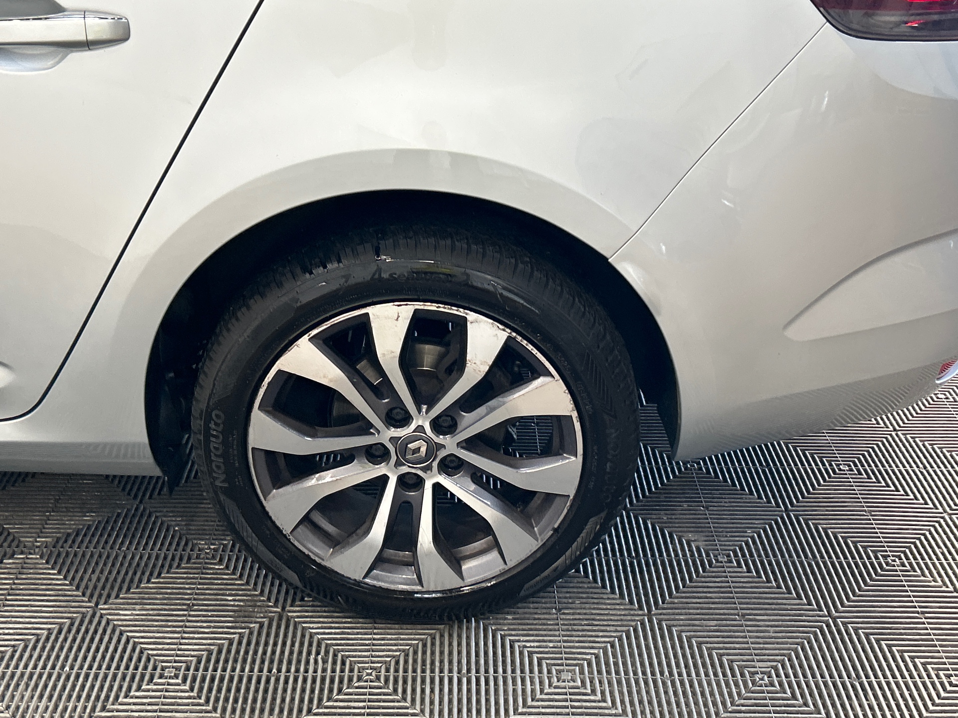 RENAULT MEGANE IV ESTATE techno TCe 140 EDC -23 — expertise