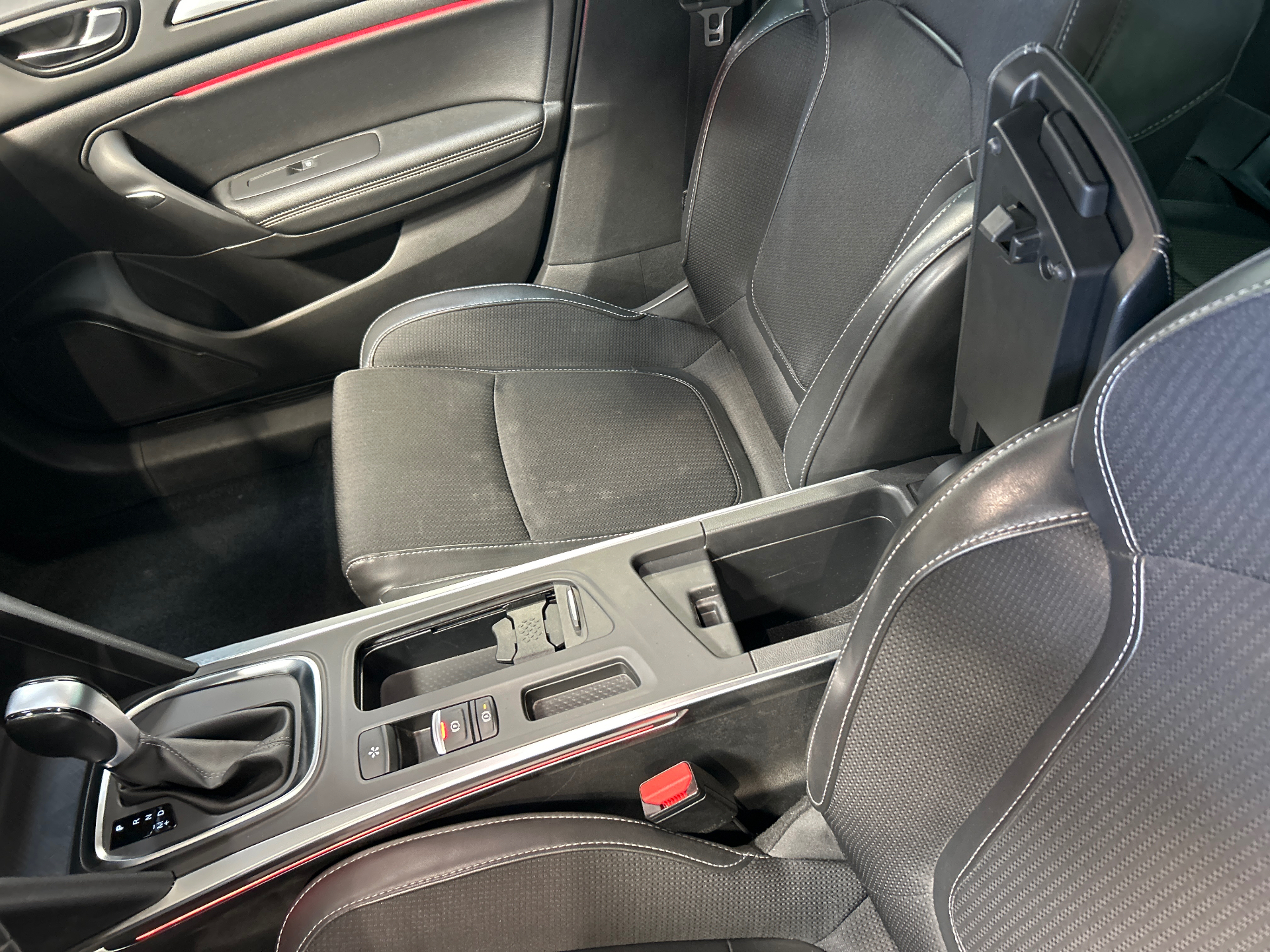 RENAULT MEGANE IV ESTATE techno TCe 140 EDC -23