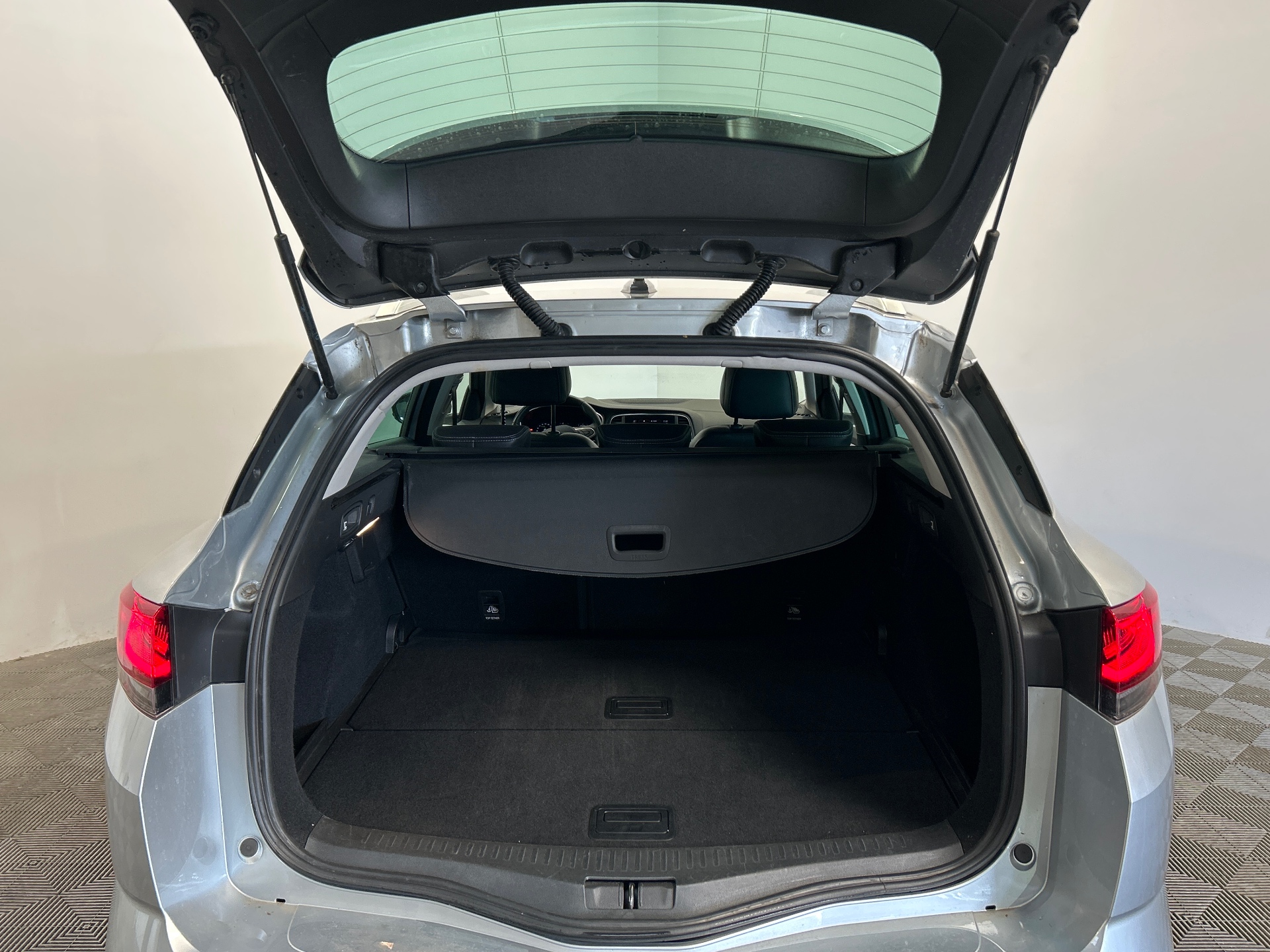 RENAULT MEGANE IV ESTATE techno TCe 140 EDC -23