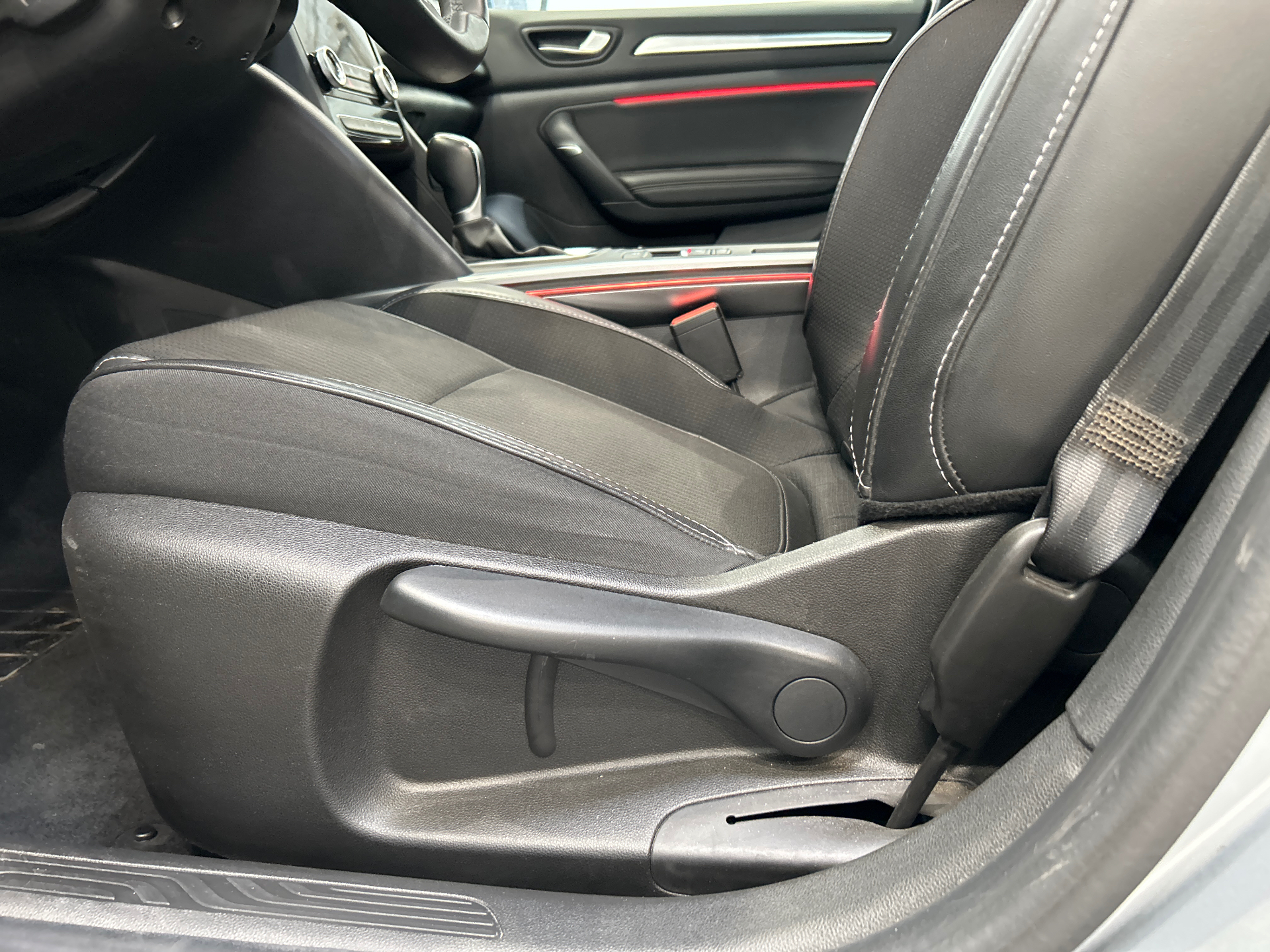 RENAULT MEGANE IV ESTATE techno TCe 140 EDC -23