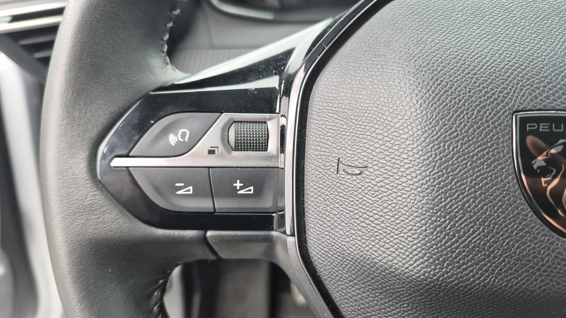 PEUGEOT 208 ALLURE PT100 BVM