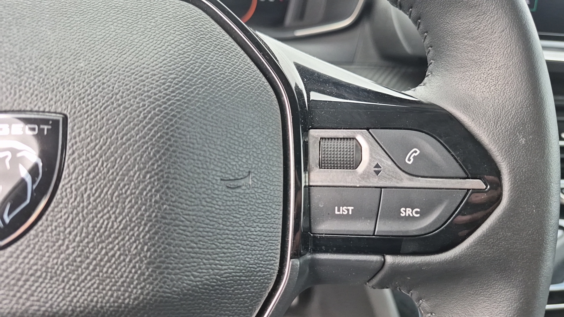 PEUGEOT 208 ALLURE PT100 BVM