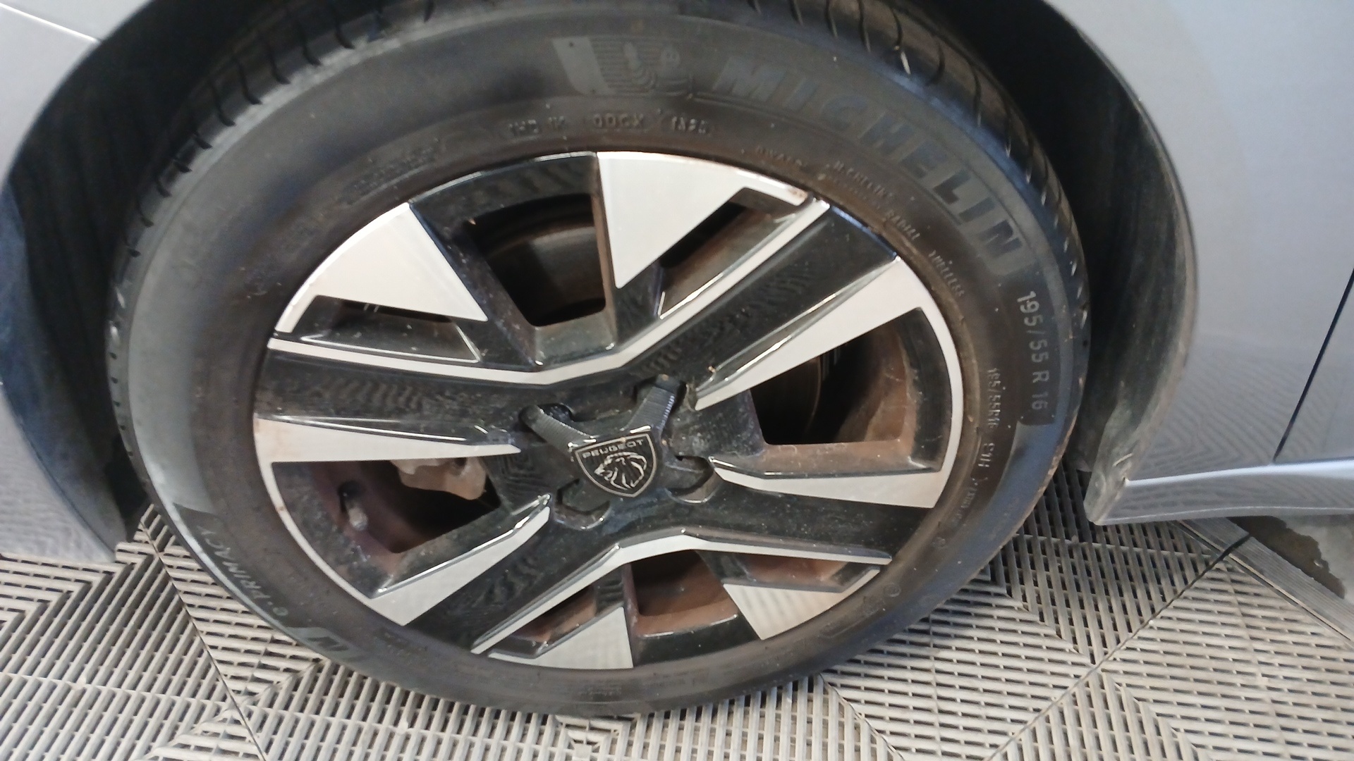 PEUGEOT 208 Allure 100 ch BVM6 — expertise