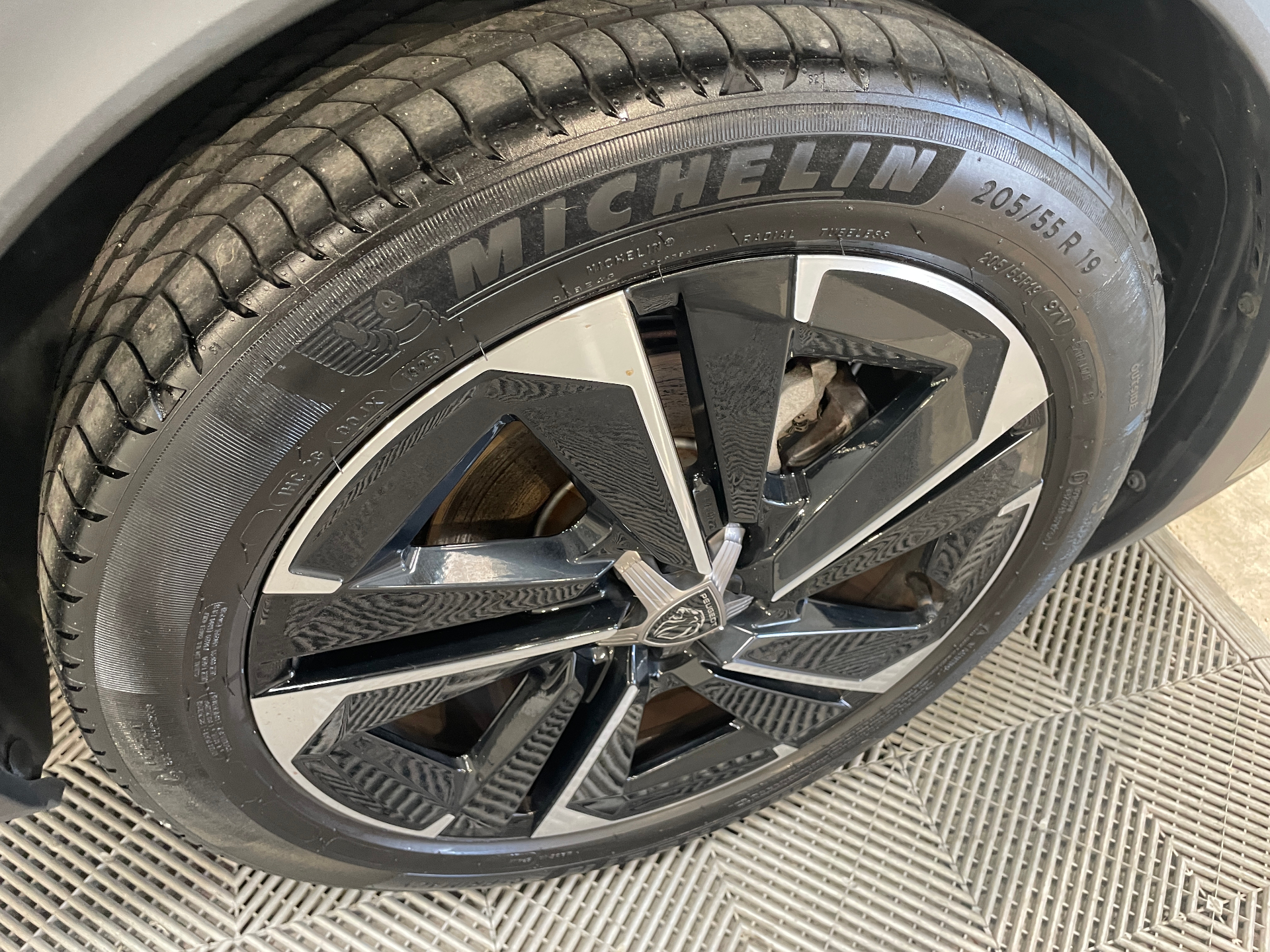 PEUGEOT 408 Hybrid 145 e-DCS6 Allure - 5P — expertise