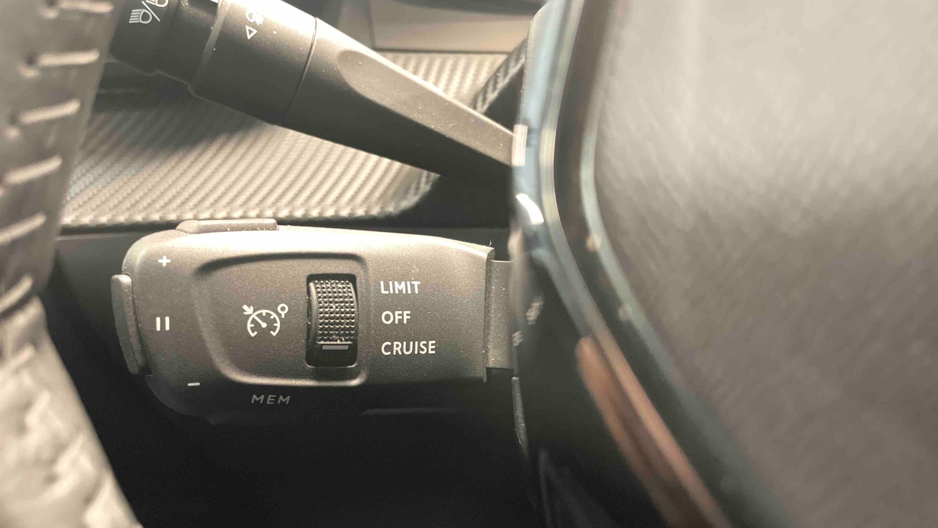 PEUGEOT 2008 ALLURE 100 CH BVM6