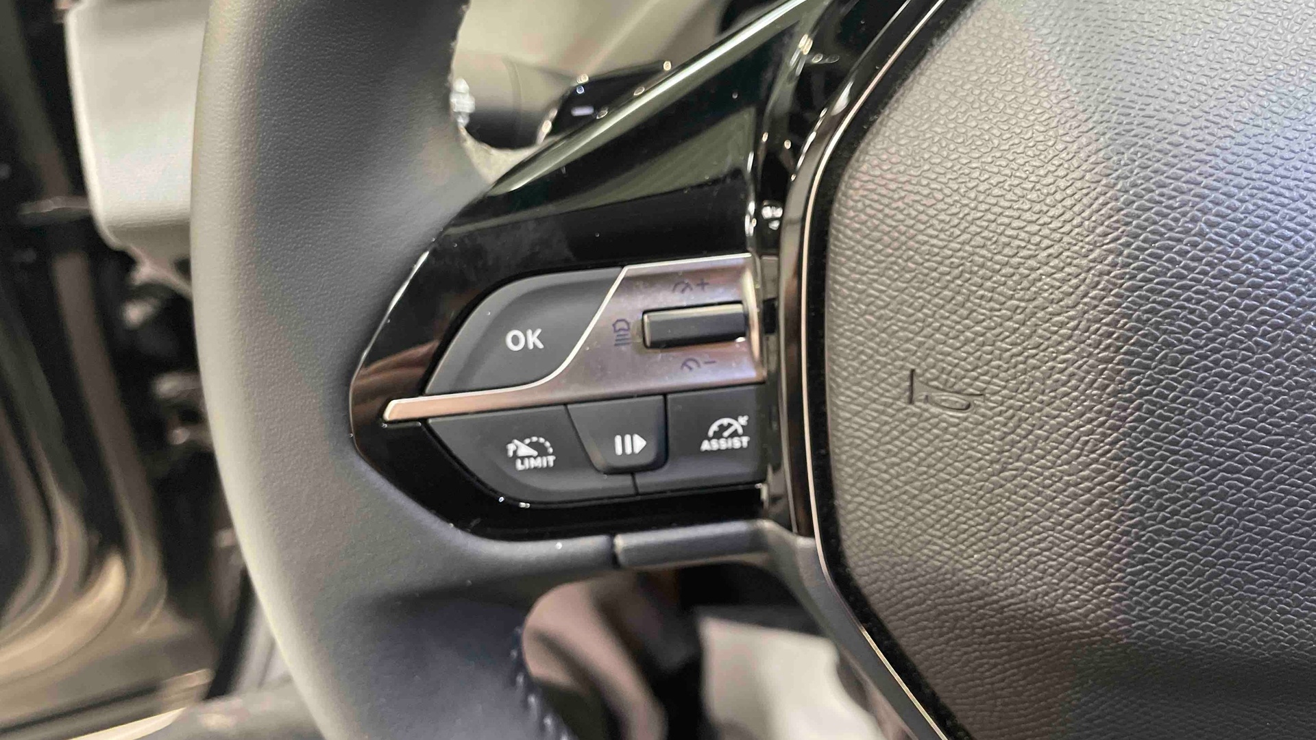 PEUGEOT 408 Hybrid 145 e-DCS6 Allure - 5P