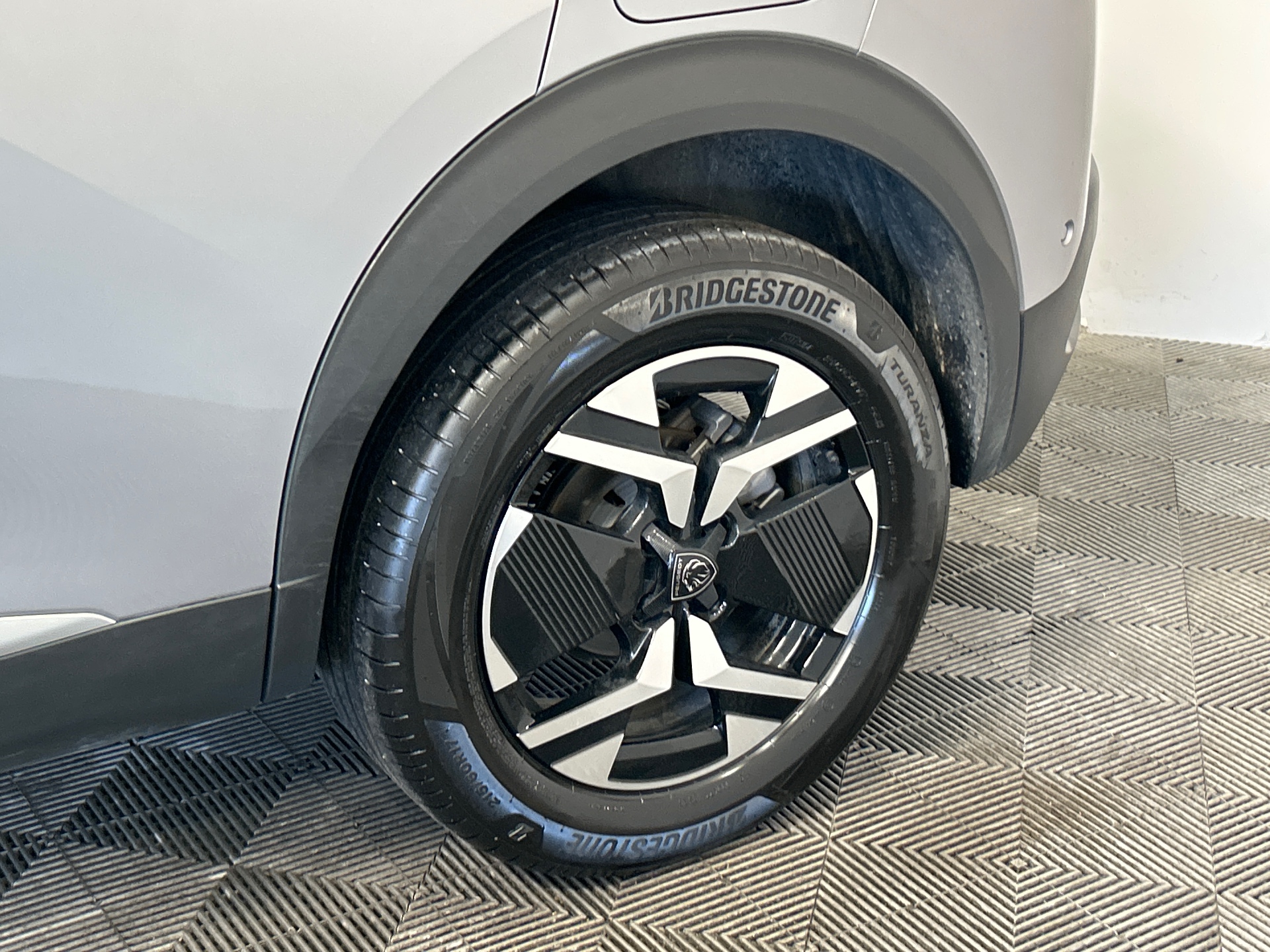 PEUGEOT 2008 GT Hybrid 145 ch e-DCS6 — expertise