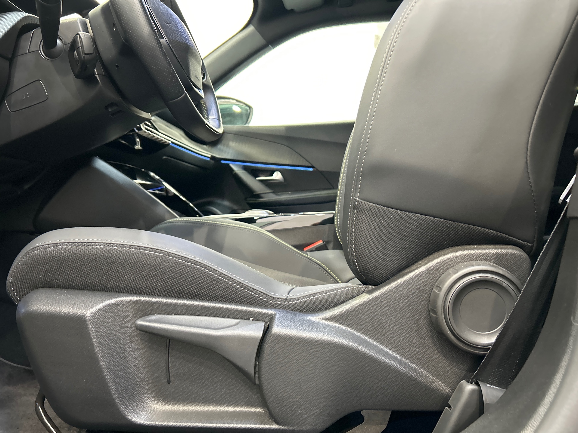 PEUGEOT 2008 GT Hybrid 145 ch e-DCS6