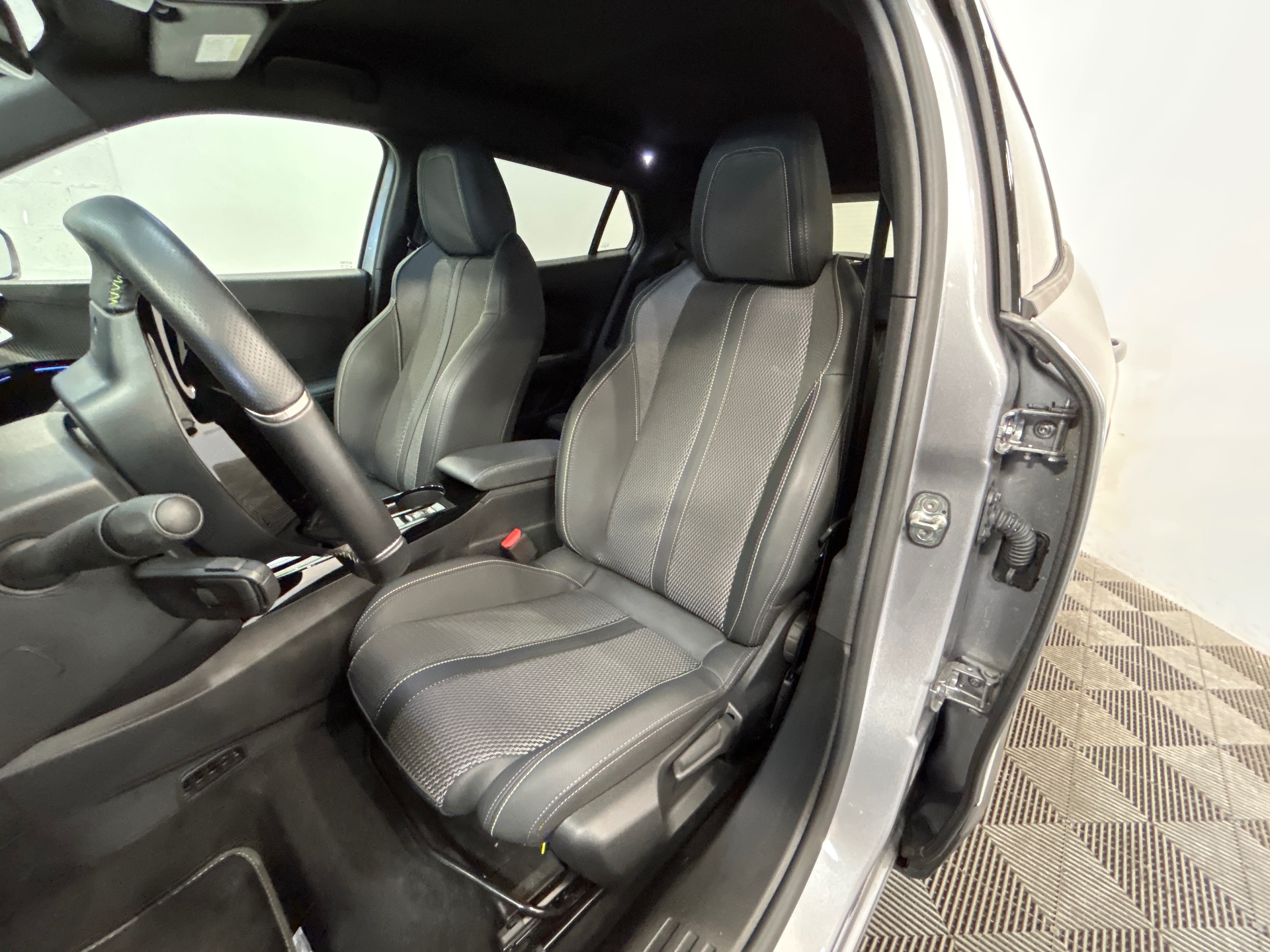 PEUGEOT 2008 GT Hybrid 145 ch e-DCS6