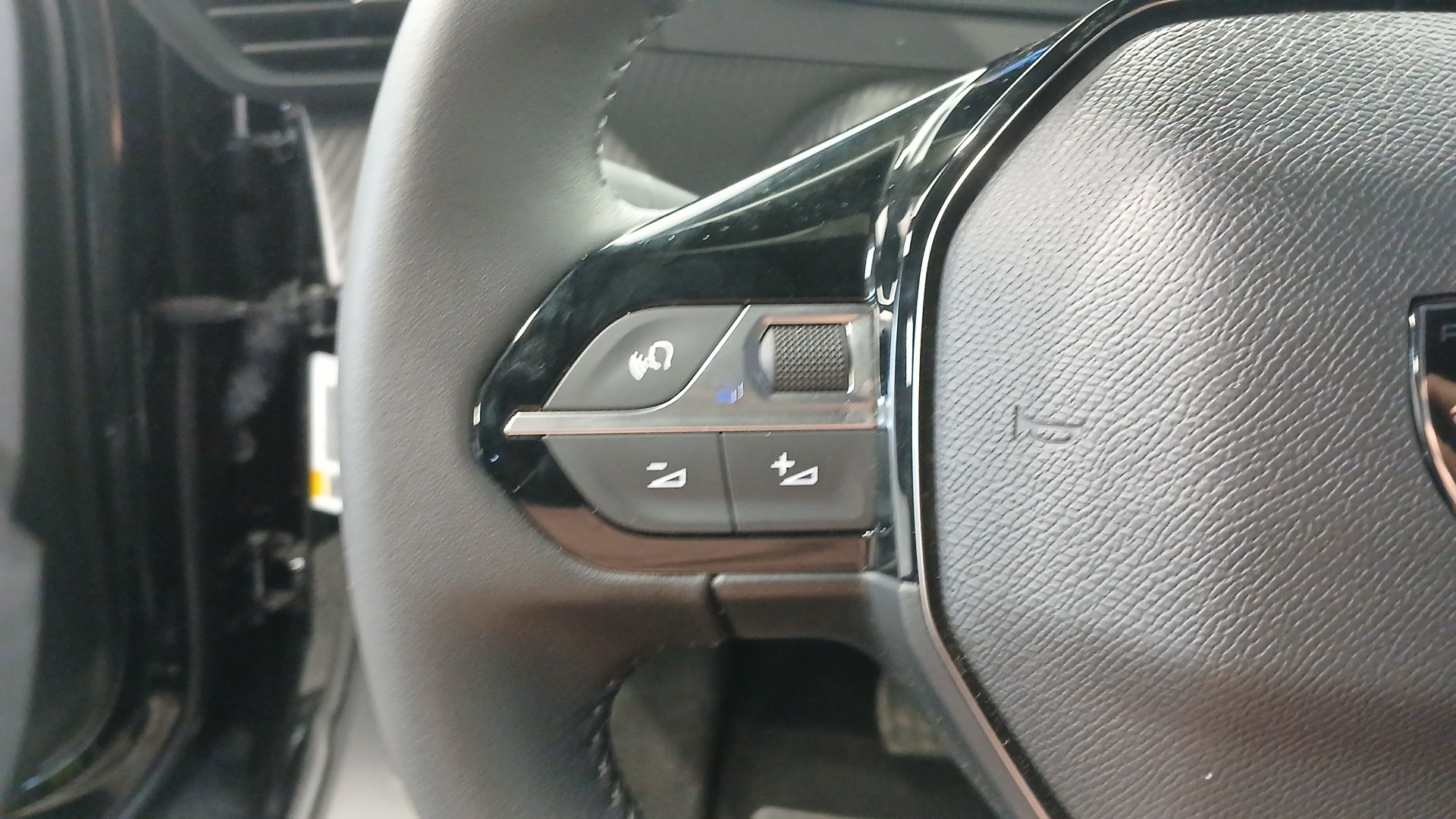 PEUGEOT 2008 Allure Hybrid 145 ch e-DCS6