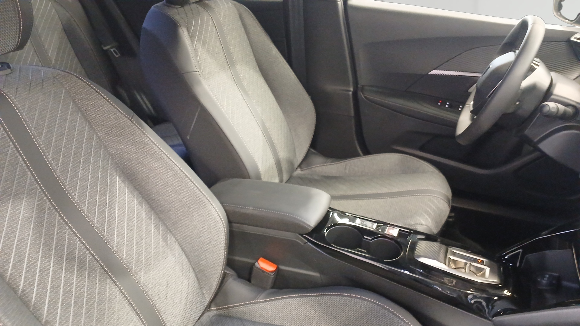 PEUGEOT 2008 Allure Hybrid 145 ch e-DCS6