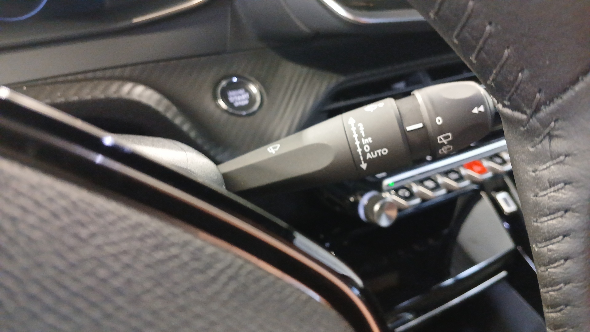 PEUGEOT 2008 Allure Hybrid 145 ch e-DCS6