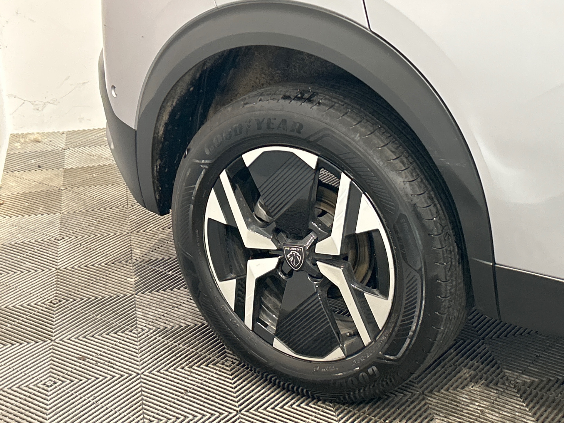 PEUGEOT 2008 ALLURE 100 CH BVM6 — expertise