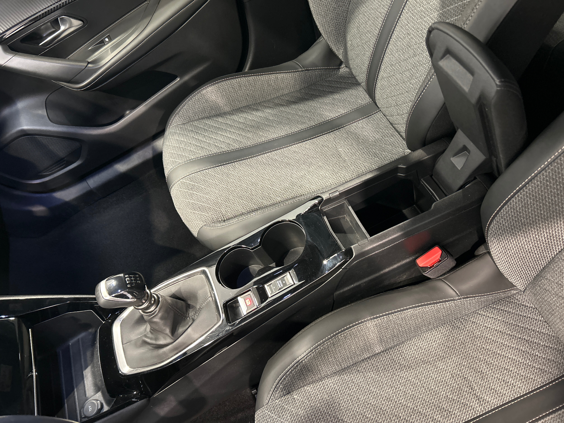 PEUGEOT 2008 ALLURE 100 CH BVM6