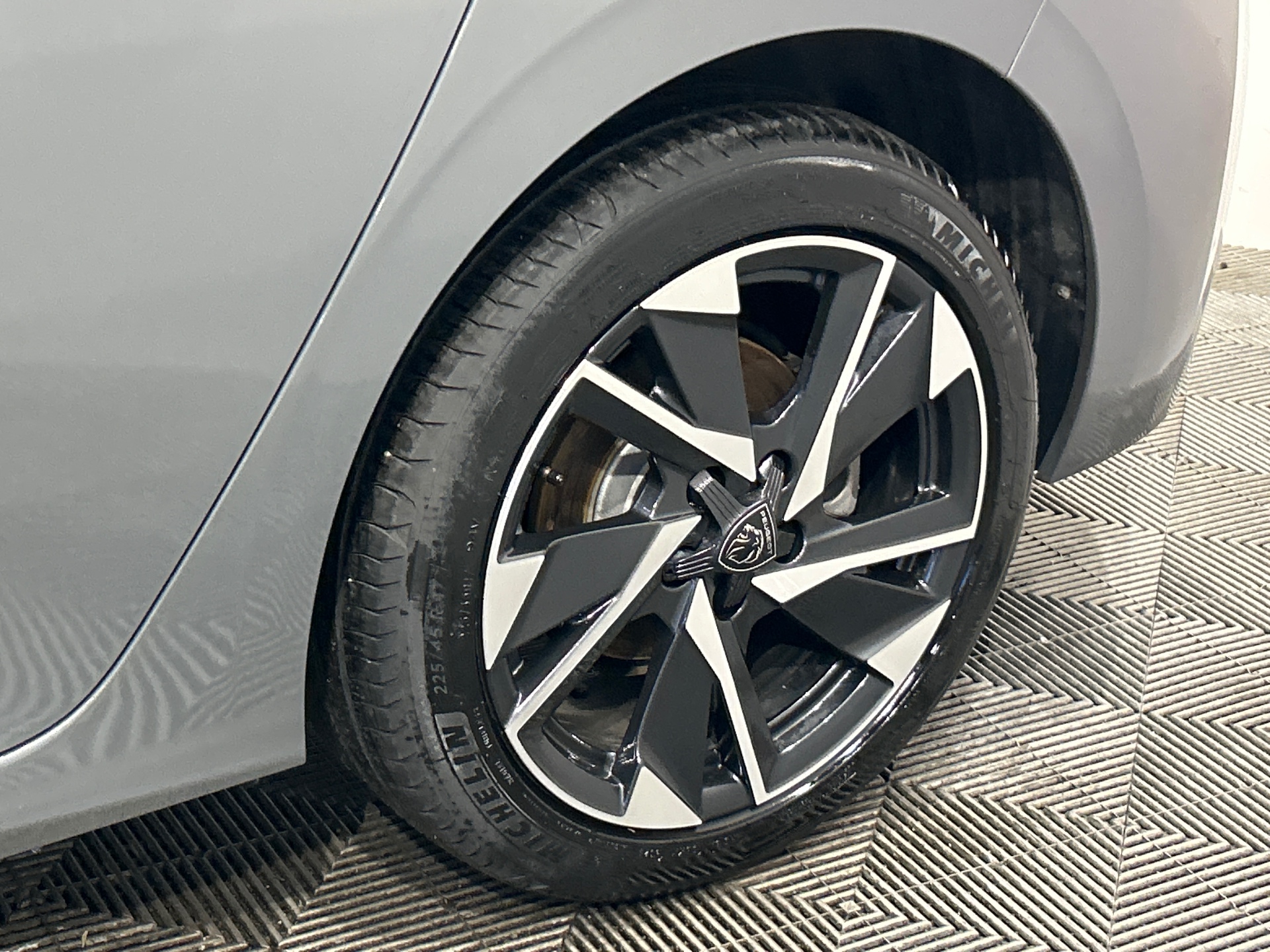 PEUGEOT 308 Allure Hybrid 145 ch e-DCS6 — expertise