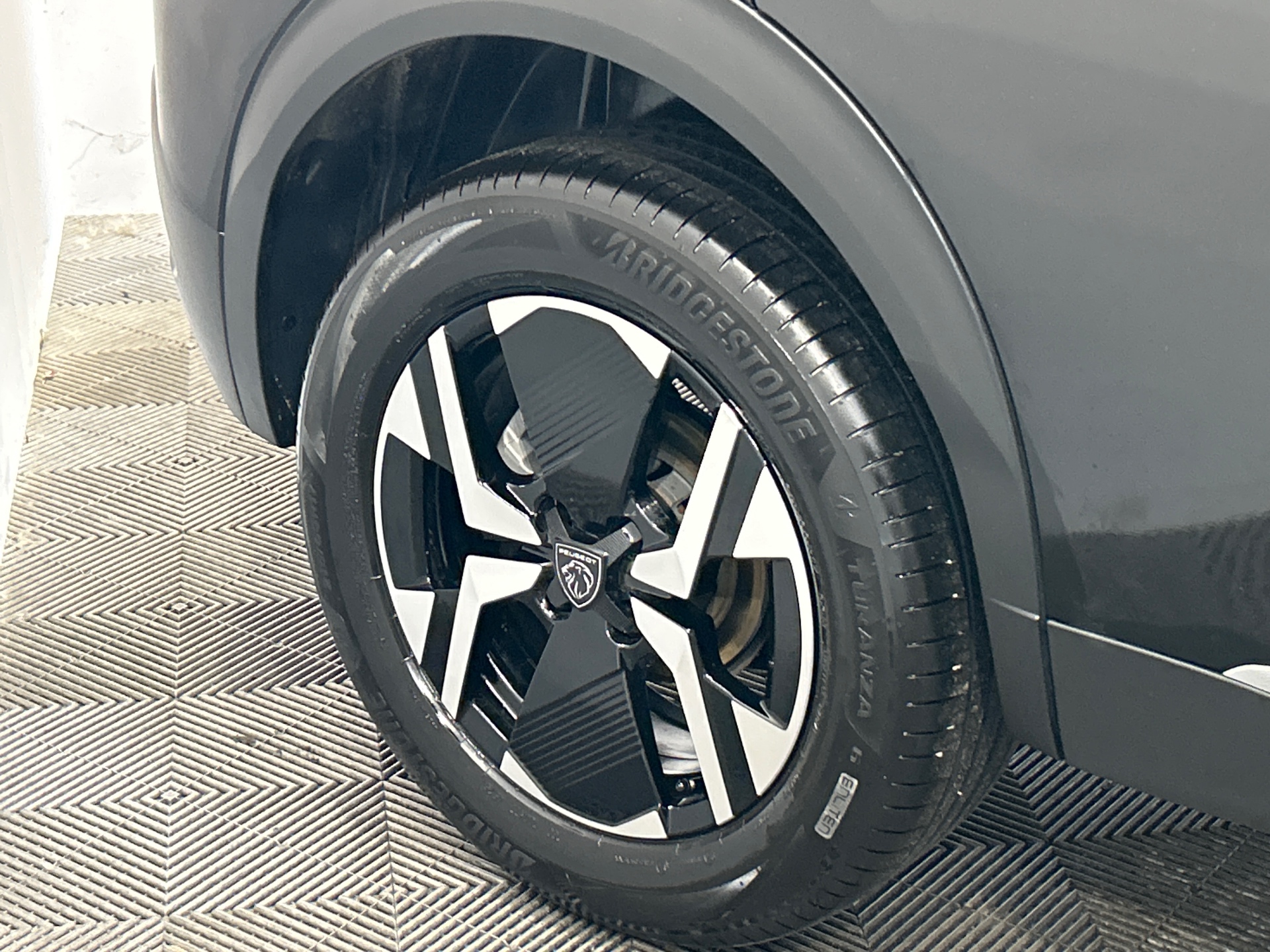 PEUGEOT 2008 Allure Hybrid 145 ch e-DCS6 — expertise