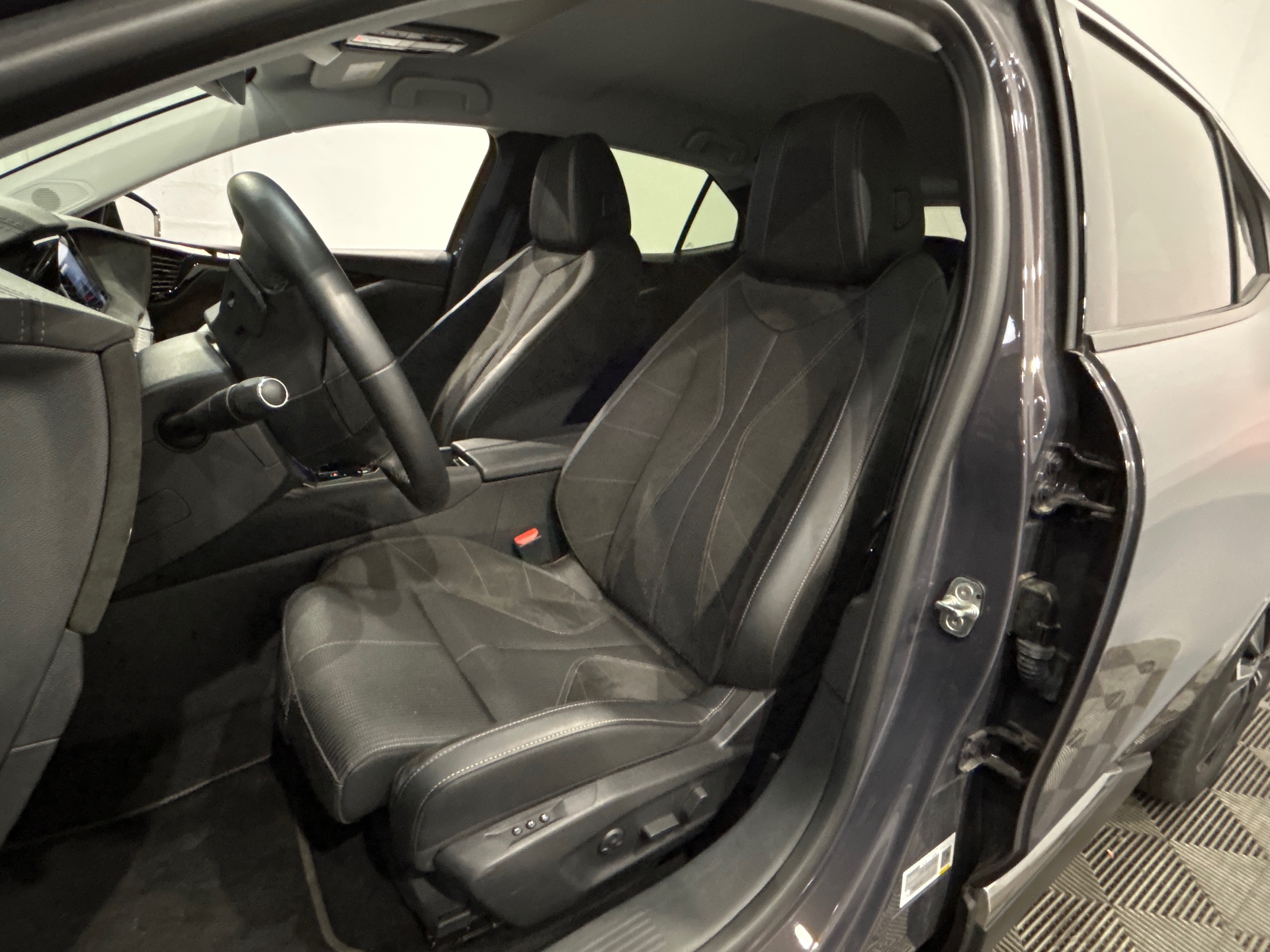 DS DS 4 4 HYBRIDE ÉTOILE  - ALCANTARA®