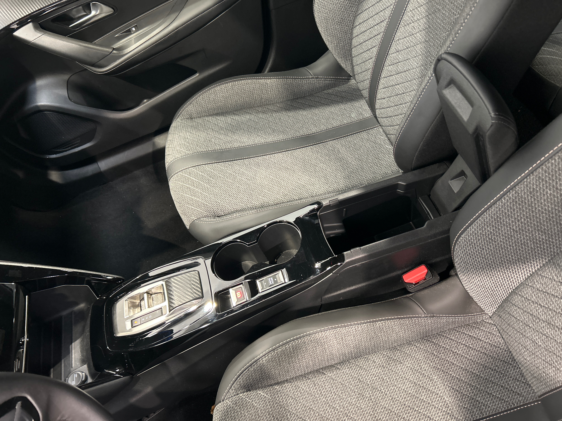 PEUGEOT 2008 Allure Hybrid 145 ch e-DCS6