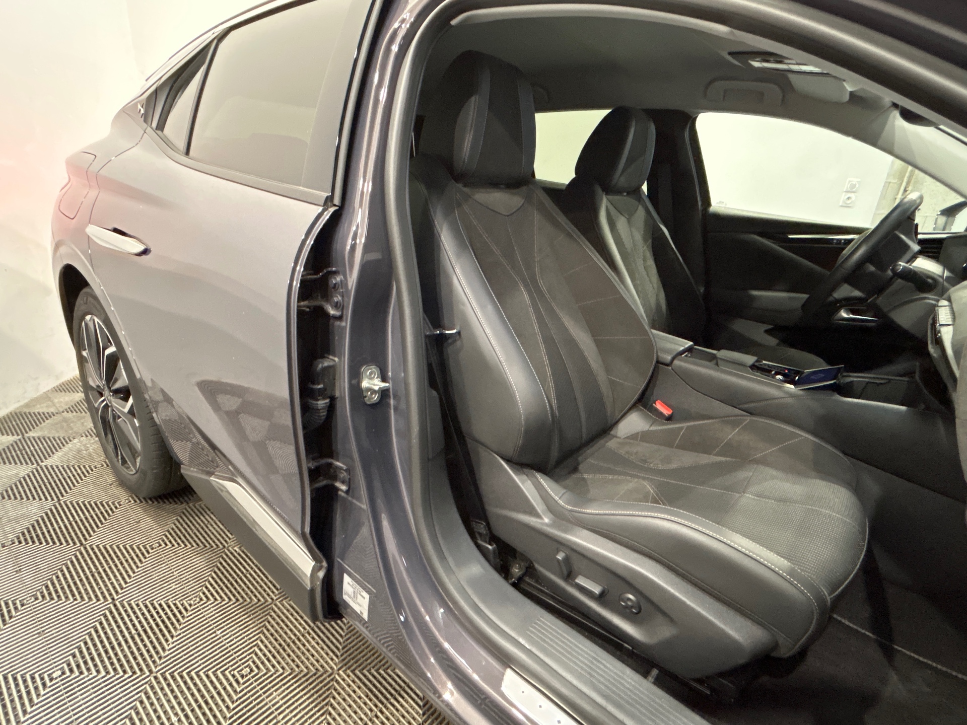 DS DS 4 4 HYBRIDE ÉTOILE  - ALCANTARA®