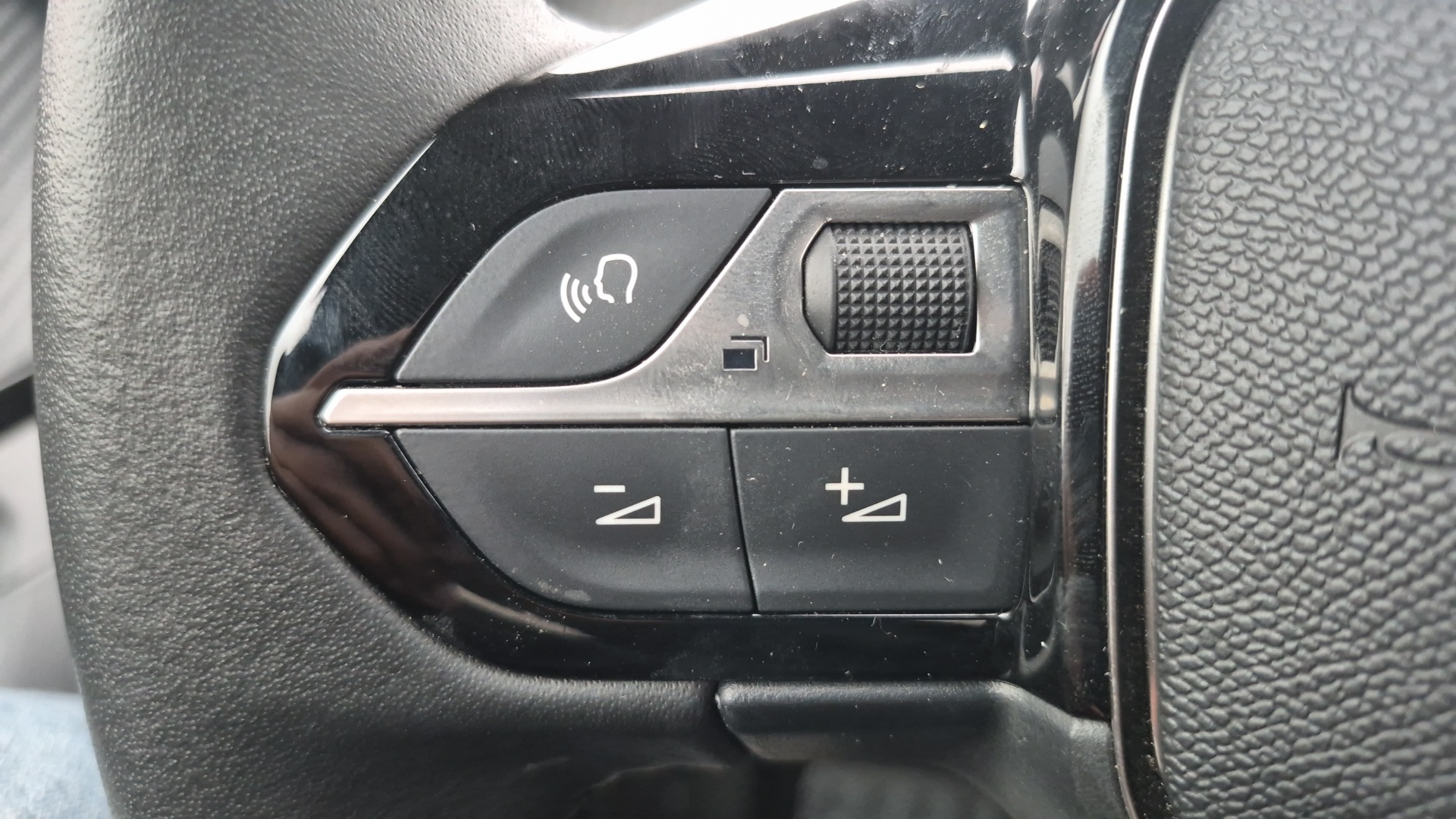 PEUGEOT 2008 Allure Hybrid 145 ch e-DCS6